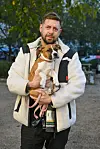 Jussi ja Mimmi-koira kuvattuna 2023.