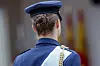 Messy bun -muodin vastakohta on ilmavoimien palmikkonuttura. Pitkät hiukset on jemmattu taakse äärimmäisen, vaan ei äärettömän tarkasti. Niskavillat karkaavat sen verran, että Leonor on sentään elävä olento eikä paraatinukke.