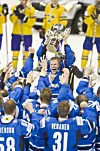 Leijonakapteeni Mikko Koivu nosti 'pojan' ilmaan MM-kullan merkiksi 2011.