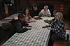 Tidjân Ba, Kirsi Salo, Susanna Laine, Ville Lång ja Jannica Nordberg istuvat pöydän ympärillä.