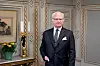 Kuningas Kaarle XVI Kustaa poseeraa käsi taskussa.