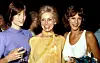 Isosisko Kelly, äiti Janet Leigh ja pikkusisko Jamie Lee poseeraamassa samoissa kemuissa vuonna 1980. Siskokset löysivät kunnolla toisensa uudelleen vasta neljä vuotta myöhemmin.