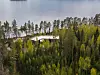 Pyhimyksen piilopirtti sijaitsee puhdasvetisen järven rannalla Pirkanmaan Ylöjärvellä.
