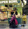 Seiskan lukija törmäsi viime joulukuussa Petskuun, joka puuhasteli vasta avatun Super Bowlin tiskin takana. Petskun käytös keräsi kiitosta ja tatuoinnit ihastusta.