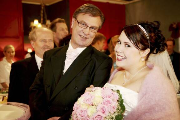 Salla (Hanna Kinnunen) asteli avioliiton alttarille vuonna 2009 Ismo Laitelan (Esko Kovero) kanssa. Salatut elämät MTV3-kanavalla maanantaina 1.6.2009 klo 19.30 jaksolla Perutaan häät, perutaan yhteinen hautapaikka? Sallan (Hanna Karjalainen) ja Ismon (Esko Kovero) vihkiminen siirtyy hääkirkosta Kentauriin ja vieraat ovat ihmeissään. Seppo ja Helena muiden muassa järjestävät häitä kovalla tohinalla ja Helena on vähällä pudottaa laukkuun kätkemänsä antiikipistoolin… Paula huolestuu Eeron lipsauttaessa Aarosta, ja syystä… Mukana juhlassa ja unohtumattomia käänteitä sisältävässä jaksossa ovat myös morsiamen vanhemmat Markku ja Mirkku Mattila (Ossi Ahlapuro ja Tuija Piepponen). Tämä hääjuhla muuttaa kaiken.Sarja palaa MTV3-kanavalle kesätauon jälkeen elokuussa.Kuvassa: Esko Kovero (Ismo) ja Hanna Karjalainen (Salla).