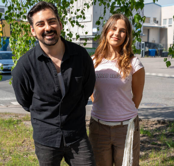 Romeon (Constantinos 'Gogi' Mavromichalis) tytärtä Maijaa näyttelee Linda Nurmi. Aiemmin taaperoikäistä Maijaa näytteli Hertta Yrjänä. Salkkarit pressi 19.5 Konalassa.Linda Nurmi ja Constantinos 'gogi' Mavromichalis