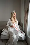 Jenna Snellman viihtyy kotosalla. Kuvassa onnellinen ja valovoimainen Jenna poseeraa Seiskalle kruunajaisten jälkeisissä tunnelmissa.