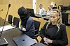 Kun käräjäistunto alkoi, Semirin ex-avovaimo peitti pikaisesti kasvonsa. Hän ei selkeästi osannut varautua valokuvaajiin. Vieressä istuu Ellen Sandström, joka rakastui päämiehensä ex-kultaan, Semir Ben-Amoriin. Semir on yksi rikosvyyhdin uhreista.
