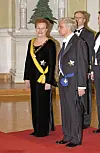 Tarja Halonen on Suomen historian ensimmäinen naispuolinen presidentti. Vieressä Tarjan puoliso Erkki Tuomioja. Kuva Linnan juhlista 2004.