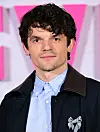 Edward Bluemel Agatha Christien seitsemän kelloa -minisarjan punaisella matolla