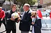 Albert-isi kirjoitti nimmaria, nuorisolla oli fleda mintissä, sprigi iskussa ja asenne kunnossa.