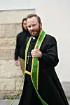 Kiefer Sutherland elokuvan Father Joe kuvauksissa.