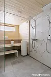 Talossa on myös sauna ja tilava kylpyhuone.