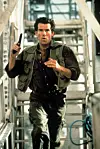 Pierce Brosnan 007 ja Kultainen silmä -elokuvassa.