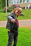 Costello ei turhia jäykistellyt Katri Helena -musikaalin ensi-illassa.
