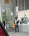 Petellä oli kukkien lisäksi liuta papereita kädessään.