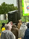 Huppupäinen Jare Brand (vas.) yritti piiloutua verkkatakkinsa suojiin, mutta Seiska äkkäsi räppärin.