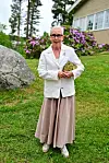 Raili Hulkkonen edusti Katri-musikaalin ensi-illassa valkoisessa bleiserissä ja näyttävissä korvakoruissa. Tennarit olivat käytännöllinen valinta ulkoilmatapahtumaan.