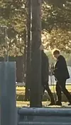Kuvakaappaus Seiskan lukijan videosta. Tarja Halonen oli iltakävelyllä Oulun lentoaseman läheisyydessä.