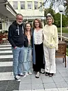 Taneli Mäkelä, Pamela Tola, Jonna Järnefelt ja Milka Ahlroth viettävät kesää yhdessä Pärnussa Hyviä vuosia -elokuvan kuvauksissa.
