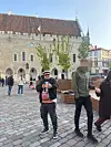 Itsensä kuvaaminen on jatkuvaa ja välillä tie viekin julkisiin paikkoihin, kuten vaikkapa Tallinnan Vanhakaupunkiin.