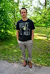 Konsta poseerasi kuvissa ilman Aami-vaimoaan, joka pysytteli taka-alalla. He menivät katsomaan Samppalinnan kesäteatteriin Notre Damen kellonsoittaja -musikaalia.
