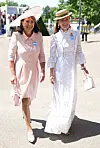 Carole ja Alizée edustivat Ascotissa iloisina.