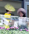 Carole rupatteli keltaisiin pukeutuneen prinsessa Catherinen kanssa hilpeästi.