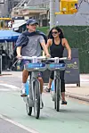 Timothée Chalamet ja Kylie Jenner pyöräilemässä.