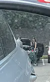 Lukijan mukaan Linnea kantoi pullot ja Anssi tuli perässä kärryjen kanssa.