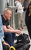 Arto Nyberg istuu Seinäjoen asemalaiturilla odottamassa junaa.