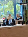 Danny ja Helmi nauttivat Hesburgerin antimista