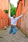Valtteri on iloinen saamistaan kukista. – Kukat ovat aina paras lahja.