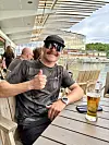 Hyvää kesää! Bottas poseerasi Seiskalle Jari Litmasen tunnetuksi tekemällä littipeukulla.