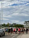 F1-tähti Valtteri Bottaksen (etualalla vasemmalla) juoksukaljaklubi houkutteli runsaslukuisen osallistujamäärän Lahden satamaan.