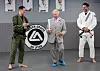 Charles ei edustanut paljain jaloin vaan kiskoi kenkiensä päälle muoviset suojat.