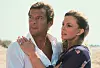 Roger Moore (James Bond) ja Cassandra Harris (Lisl von Schlaf) elokuvassa Erittäin salainen.