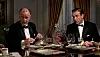 Eversti Smithers (Richard Vernon, vas.) opastaa James Bondin (Sean Connery) Kultasormen jäljille.