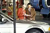 Desmond Llewelyn työskenteli yhteensä viiden eri James Bondin kanssa. Kuva elokuvasta Huominen ei koskaan kuole (1997), jossa James Bondia näyttelee Pierce Brosnan.