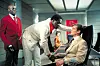 Tee-Hee (Julius Harris, vas.) on tohtori Kanangan (Yaphet Kotto) kätyri. Oikealla James Bond (Roger Moore). Taustalla Jane Seymourin esittämä Solitaire.