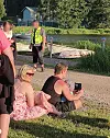 Vilma ja Juuso istuivat katselemassa kokkoa peräkanaa.