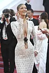 Vielä toukokuussa Bella Hadid edusti hyvinvoivan oloisena näyttävässä mekossa Cannesin elokuvajuhlien punaisella matolla.
