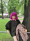 Singaporelainen Nisa vetää karaokea Sing and Pore -nimisessä ravintolassa.