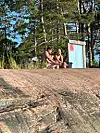 Pariskunta nautti selvästi ilta-auringosta.