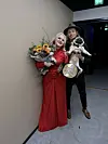 Puoliso Jaro Väisänen ja Bobby-koira saapuivat mukaan jännittämään onnellisesti päättynyttä Tähdet, tähdet -finaalia.