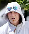 Mickey piti matalaa profiilia koiralenkillään, mutta paparazzin kamera ikuisti miehen siitä huolimatta.