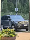 Gettomasa ei kurvannut paikalliselle ABC:lle Mersulla, vaan alla oli Range Rover.
