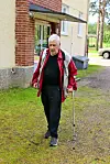 Näyttelijälegenda köpöttelee nykyään kepin kanssa.