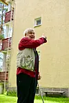Tuolla minä pikkupoikana asuin! Vänä esittelee vanhan kotitalonsa ikkunaa.