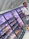 Rennyllä oli päällään valkoinen t-paita. Toisin kuin ysärillä, ei nyt ollut tarvetta laittaa aurinkolaseja päähän sisätiloissa.